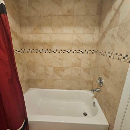 Travelers Long Stay with Private Bathroom Divine Villa and Resorts 5mins to EWR Airport and 4mins to Penn Station Newark, New York in Newark, USA