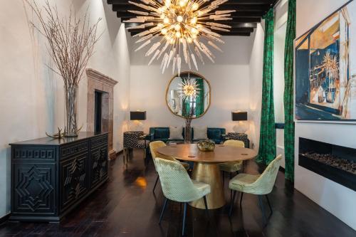 Villa Garita, 6BR Designer Villa with Heated Pool in Centro in San Miguel de Allende, Mexico
