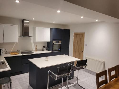 3 Bedroom Victorian Detached 6 beds Central Location 2x Long Parking Bays The Railway pub Nearby gîte à louer Crawley