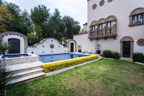 Casa Lu, Modern 3BR Home in Centro with Private Rooftop in San Miguel de Allende, Mexico