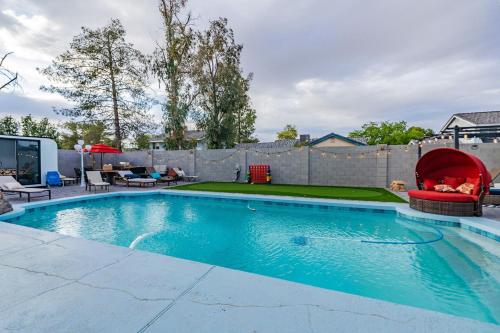 Family Fun House with Heated Pool & Hot Tub & Pool Table in Chandler