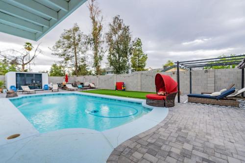 Family Fun House with Heated Pool & Hot Tub & Pool Table in Chandler