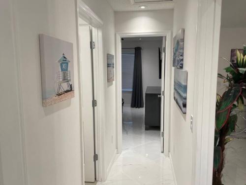 LAVISH Private House with King Bed Suites, Remodeled in The Villages, USA