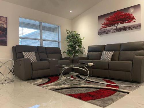 LAVISH Private House with King Bed Suites, Remodeled in The Villages, USA