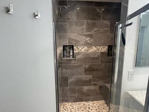 LAVISH Private House with King Bed Suites, Remodeled in The Villages, USA