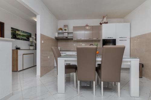 Three-Bedroom Apartment with Terrace and Sea View image 10
