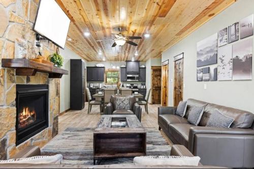 Once Upon A Trout Hot Tub, Roof-top Patio! in Broken Bow, USA