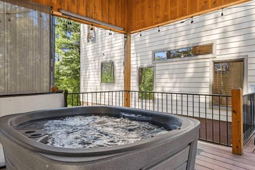 Once Upon A Trout Hot Tub, Roof-top Patio! in Broken Bow, USA