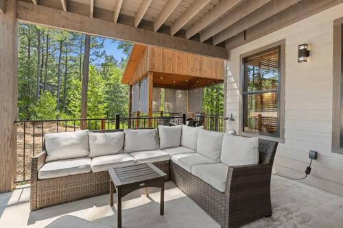 Once Upon A Trout Hot Tub, Roof-top Patio! in Broken Bow, USA