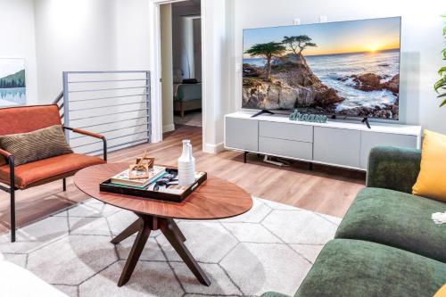 Charming Luxe 3BR Family Friendly Unit w King Bed, Game Room Arcade - Close to Disney & Beach - EV Friendly in Midway City, USA