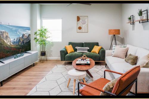 Disneyland Family Retreat I Sleeps 12, Game Room, Pool Table, King Bed & EV Access in Westminster