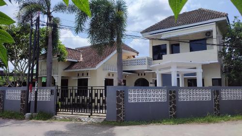 Emir Homestay, Timuran