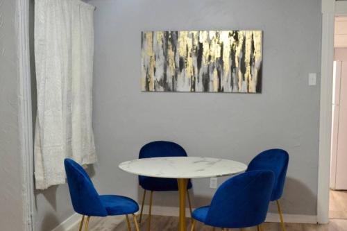 Charming Pittsburgh Haven with Modern Amenities by Deity Villas in Pittsburgh, USA