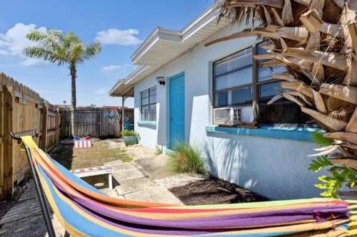 Blue Bungalow 1 Block From Beach