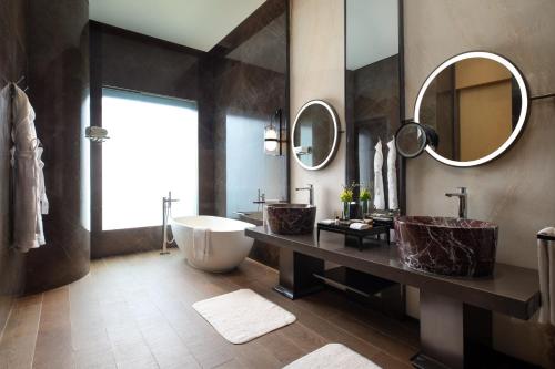 room detail thumbnail 2