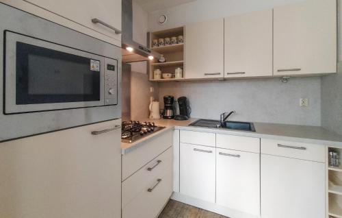 Konyha, 3 Bedroom Gorgeous Home In Vlagtwedde in Ter Apelkanaal