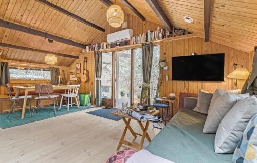 3 Bedroom Pet Friendly Home In Ebeltoft in Femmoller
