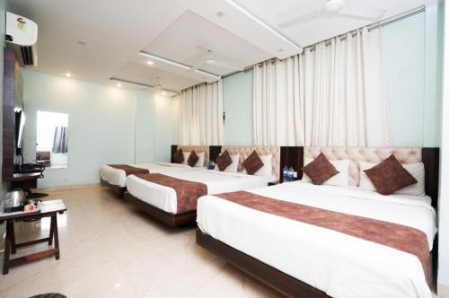3 queen beds