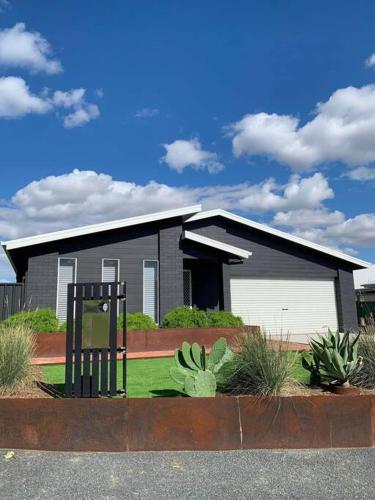 On the Park-Modern 4 Bedroom -3 Living Area Home 100m to Parks and Shopping Centre