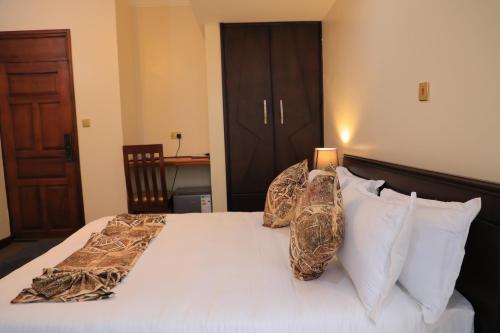 Standard Double Room image 5