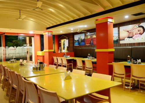 ห้องอาหาร, โรงแรมไตรซี (Hotel Tri Sea) in กันยากุมารี