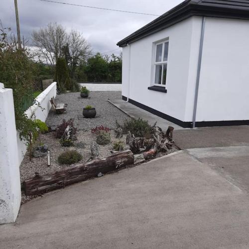 Cheerful three bedroom country cottage in Ballina