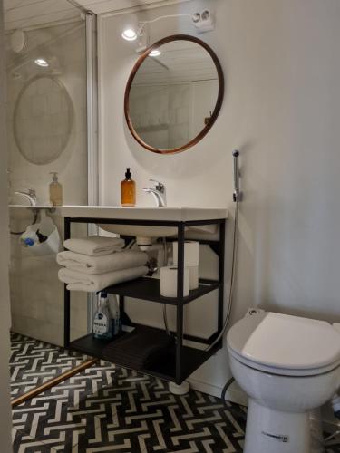 Baño, Hurmaava ullakkoasunto Vanhan Rauman laidalla in Rauma City Center