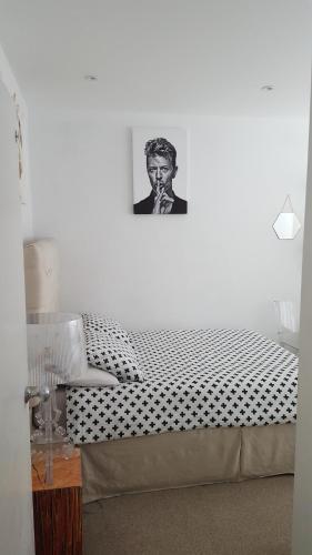Family Home with fast trains to London Bridge, Victoria, Gatwick and Wimbledon 4