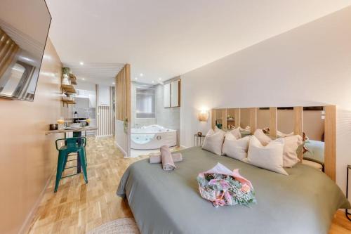Love Life Room-Jacuzzi-Netflix-Accès-24/7-Privé (Love Life Room-Jacuzzi-Netflix-Acces-24/7-Prive) in Етамп