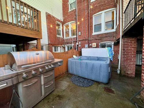 Historic Home in Washington DC w Hot Tub & Parking