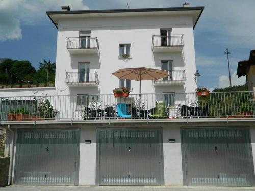 THE SUNFLOWER APARTMENT in Ronzo Chienis