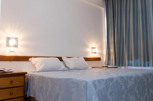 1 double bed, 1 twin bed