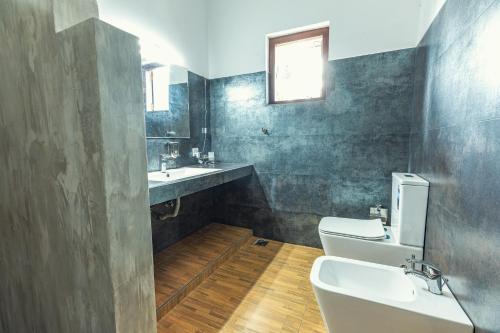 King Room with Balcony image 2
