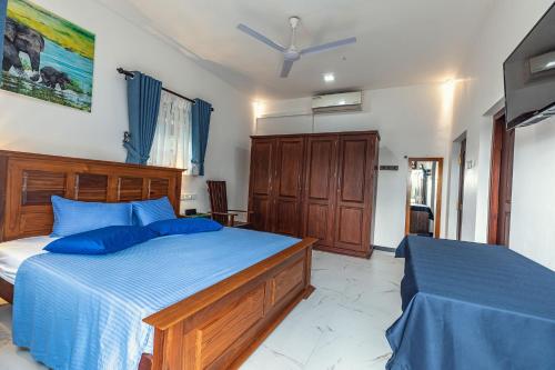 King Room with Balcony image 3