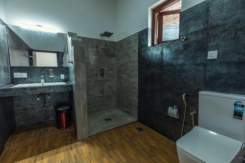 Double Room with Balcony image 8