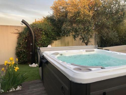 Charmante maison avec jacuzzi. gîte à louer L'Hubertière
