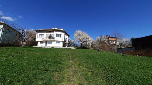 "House of swallows" vacation home, close to Sofia