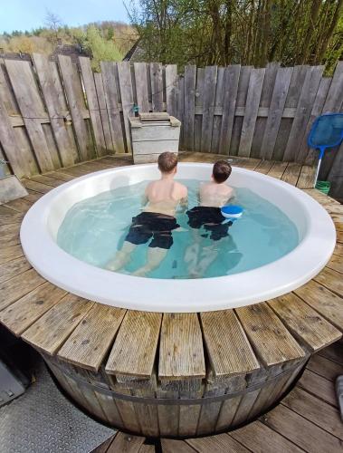 Peldbaseins, Ferienhaus 30 am Silbersee mit Badezuber in Frielendorf