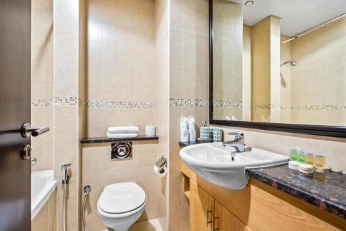 Click Stay - JLT - Entire Studio & Balcony Lakes view Apartment -NA, Дубай (фото 6)
