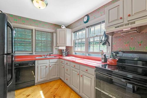3 BR/2BTH Heated Pool AC Family Perfect in East Hampton, USA