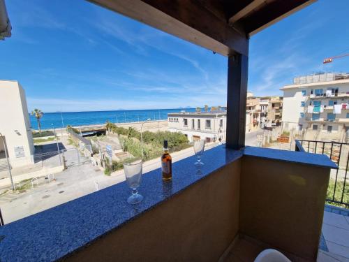 Gorgeous seafront apartment with a view of the Aeolian Islands - Apartment - SantʼAgata di Militello