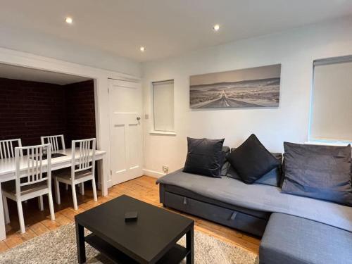 3 Bed luxury house, 10 min walk to underground, London (photo 3)