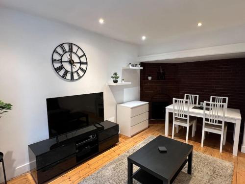 3 Bed luxury house, 10 min walk to underground, London (photo 2)