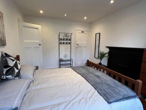 3 Bed luxury house, 10 min walk to underground, London (photo 9)