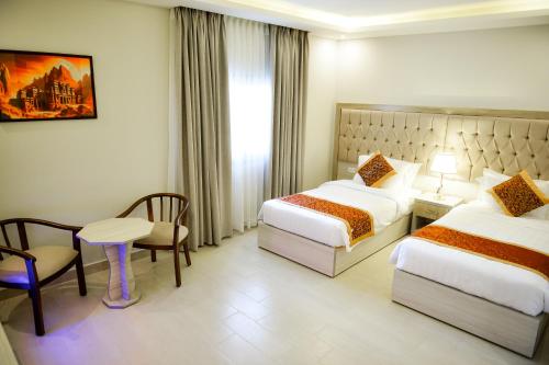 Deluxe Twin Room image 10