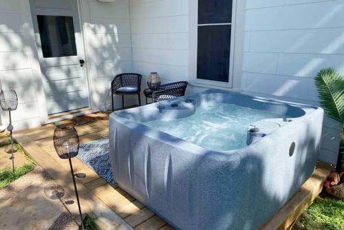 The Birdhouse - Hot Tub Pool & Fire Pit in Fredericksburg, USA
