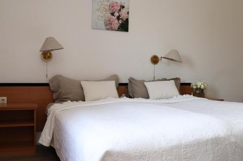 3 twin beds