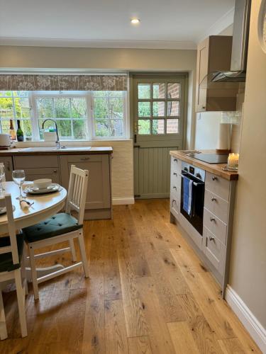 Situated in Stunning Highleigh Village,'BRAMLEY FALL COTTAGE'-Attached Cottage,3 Bedrooms-1 on groun in 希德尔沙姆