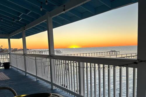 Bay Haven on Copano- 4 bdrm w/ 200+ft Fishing Pier