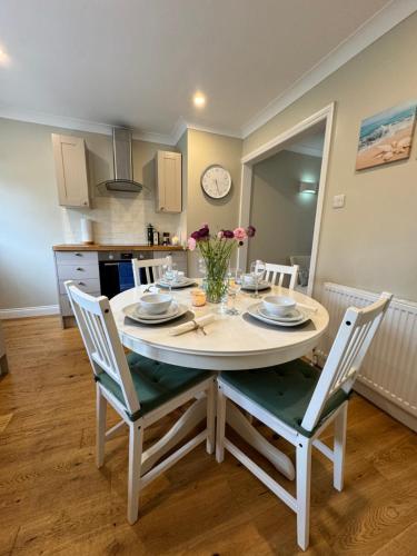 Situated in Stunning Highleigh Village,'BRAMLEY FALL COTTAGE'-Attached Cottage,3 Bedrooms-1 on groun in 希德尔沙姆